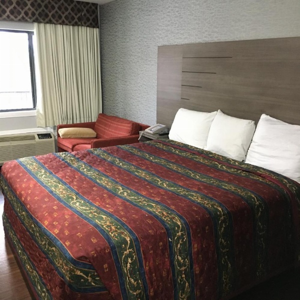 Travel Inn & Suites image 6
