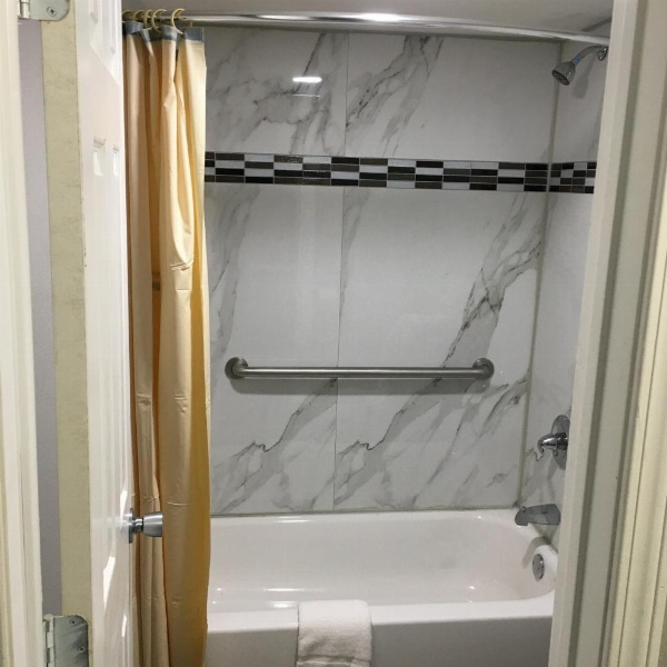 Travel Inn & Suites image 7